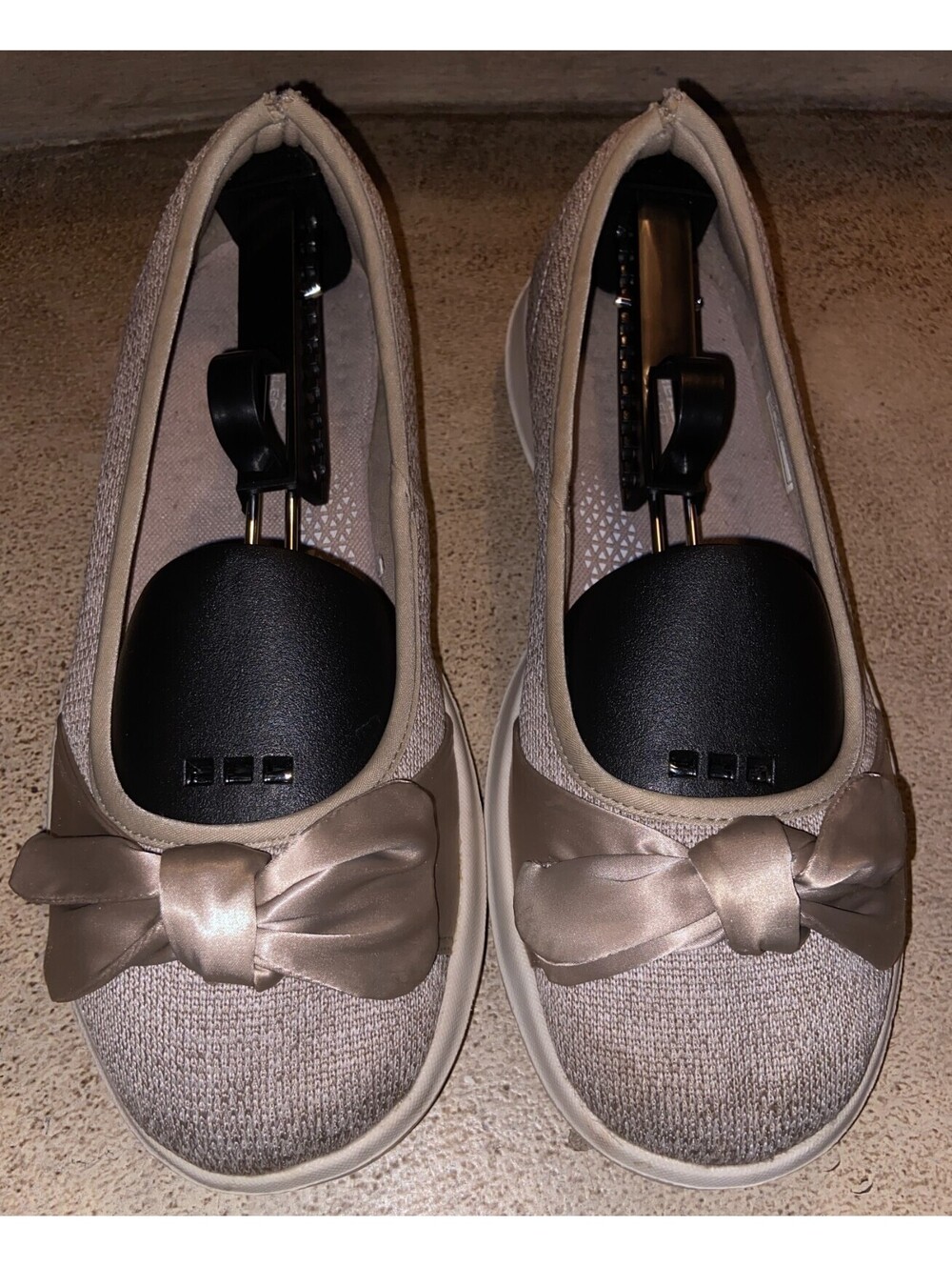 Skechers GOGA MAT Air Cooled slip on Women’s Shoes Gen 5 Sz 8.5 Gray Taupe BOWS